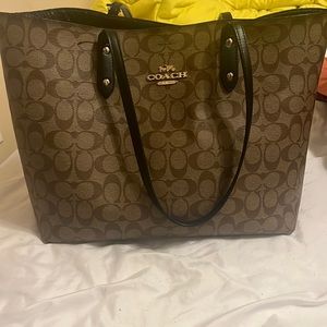 I’m selling my old Coach(New york) hand bag. I’ve had it for a couple years.
